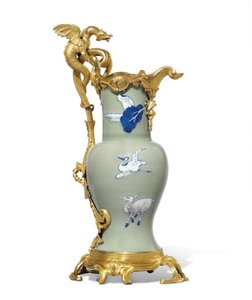 Jeden z páru konví Ludvíka XV., porcelán 1662-1722, držáky cca 1745-49 (porcelán namontovaný na ormolu)