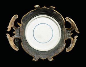 Jeden z páru konví Ludvíka XV., porcelán 1662-1722, držáky cca 1745-49 (porcelán namontovaný na ormolu)