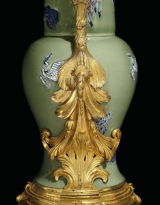 Jeden z páru konví Ludvíka XV., porcelán 1662-1722, držáky cca 1745-49 (porcelán namontovaný na ormolu)