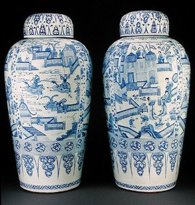 Pár modrých a bílých váz s vojáky, cca 1700 (porcelán) od Qing Dynasty Chinese School