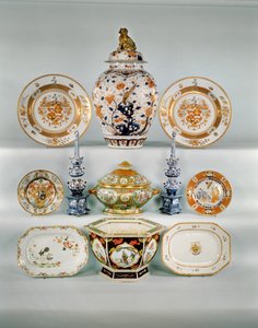 Balustrová váza Imari; Pancéřová mísa Rose-verte, kolem 1724; Famille rose bombe nádoba a kryt; Dvě modré a bílé tulipánové vázy; zbrojní deska Famille Rose; Talíř Imari od Cornelia Prenka; Famille Rose podlouhlá miska; Famille Rose šestihranná žardiniéra  od Qing Dynasty Chinese School