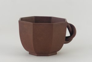Osmihranný pohár, Chengzhai, pravděpodobně 19. století (neglazovaná kameninová hlína)