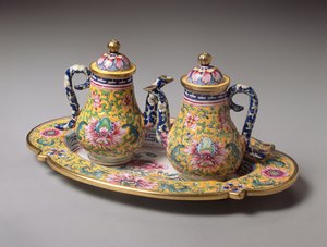 Pár miniaturních konví a tácu, období Qianlong (1736-95) (smalt)