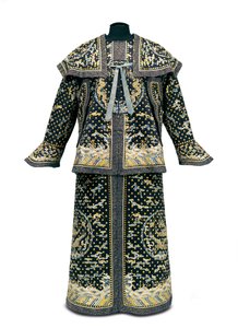Vzácná slavnostní uniforma císařského gardisty, období Qianlong / Jiaqing (1736-1820) (hedvábný satén) (viz také 992766-7) od Qing Dynasty Chinese School