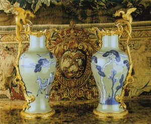 Pár konví Ludvíka XV., porcelán 1662-1722, pasparty cca 1745-49 (porcelán namontovaný na ormolu)