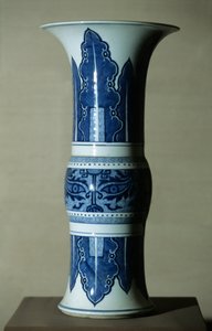 Modrobílá porcelánová váza