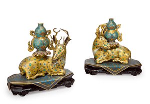 Pár ležících jelenů (pozlacená měď a cloisonné smalt)