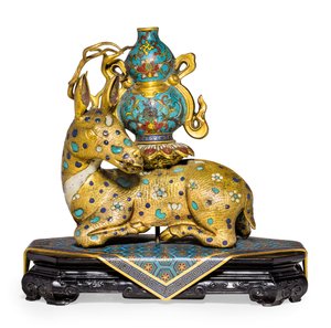 Pár ležících jelenů (pozlacená měď a cloisonné smalt)
