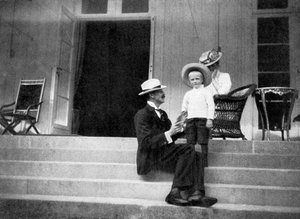 Norský král Haakon VII, jeho syn Olav a princezna Victoria v Bygdøy, Norsko, 1908.