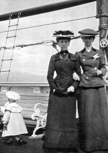 Princ Olav 1903-1991 s lady Antrim a slečnou Knollysovou, 1908. od Queen Alexandra