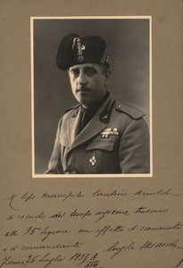 Album "MVSN- Blackshirts": Konzola milice v uniformě, 07/1935 (černobílá fotografie) od R. Petrelli