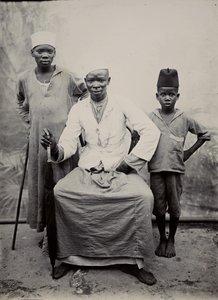 Muž a dva chlapci, Tanzanie (želatinový stříbrný potisk) od R. V. Pereira