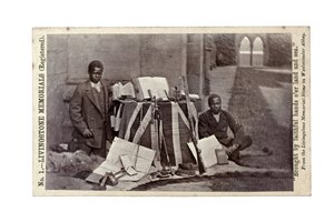 James Chuma a Abdullah Susi s artefakty Davida Livingstone, Newstead Abbey, Anglie, červen 1874 (tisk alba) od R. and Son Allen