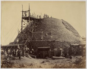 Stupa Sanchi od jihozápadu při opravách od Raja Deen Dayal
