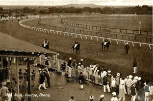 Závodní dráha, Poona, cca 1900-30 (sépiová fotografie) od Raphael Tuck and Sons