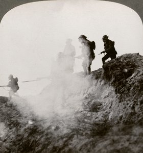 Britští vojáci postupující pod krytem plynu a kouře, Francie, první světová válka, 1916 od Realistic Travels Publishers