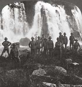 Britští vojáci se osvěžují u vodopádu, Afrika, první světová válka, c1914-c1918 od Realistic Travels Publishers