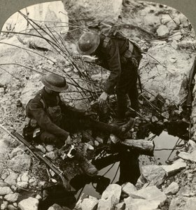 Podávání vody zraněnému kamarádovi, Hooge, Ypres, Belgie, první světová válka, 1914-1918. od Realistic Travels Publishers