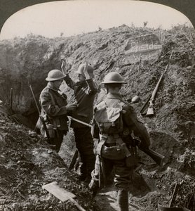 Výslech německého zajatce za účelem získání informací, první světová válka, 1914-1918. od Realistic Travels Publishers