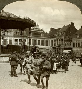 Sir James Willcocks s generálem Nanten, Market Square, Merville, Francie, první světová válka, 1914-1915. od Realistic Travels Publishers
