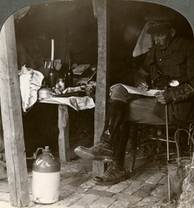 Štábní důstojník v zemljance studující detaily před ofenzívou, první světová válka, 1914-1918 od Realistic Travels Publishers
