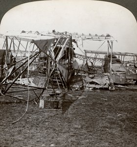 Vrak německého bombardéru, který se pokusil prorazit protivzdušnou obranu, první světová válka, 1914-1918. od Realistic Travels Publishers