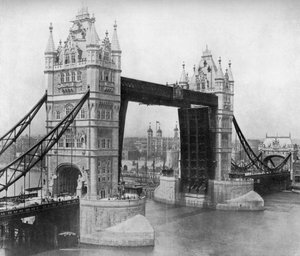 Tower Bridge, Londýn, 1911-1912.