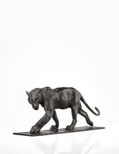 Panther chůze, zadní noha zvednutá, cca 1904 (patinovaný bronz) od Rembrandt Bugatti