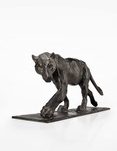 Panther chůze, zadní noha zvednutá, cca 1904 (patinovaný bronz) od Rembrandt Bugatti