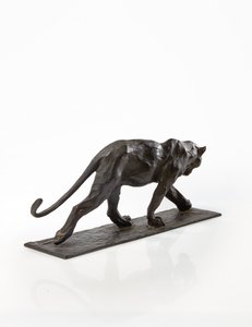 Panther chůze, zadní noha zvednutá, cca 1904 (patinovaný bronz) od Rembrandt Bugatti