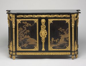 Komoda (Commode), kolem 1765-1770 (ebenová dýha s japonskými lakovanými panely, pozlacené bronzové úchyty a mramorová deska) od Rene Dubois