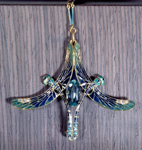 Art Nouveau: přívěsek „“Vážka““ z akvamarínu, zlata a smaltu od Jules Rene Lalique (1860-1945) Paříž, Musee d