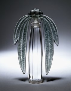 Bouchon Eucalyptus, č. 507, kolem roku 1919 (čiré, matné a zeleně vitráže) od Rene Jules Lalique