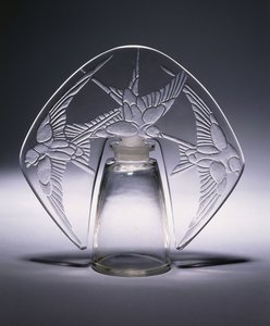 Bouchon Trois Hirondelles č. 496, kolem roku 1920 (čiré a matné sklo) od Rene Jules Lalique