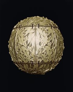 Boule de Gui, zeleně mořené závěsné stínidlo, od Rene Jules Lalique