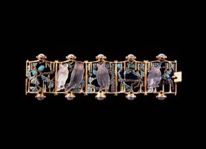 Náramek se zlatými, skleněnými, smaltovanými a chalcedonovými sovami a listy od Rene Jules Lalique