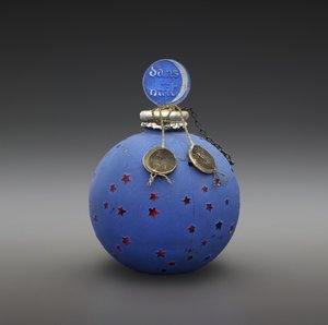 Dans la Nuit, láhev navržená v roce 1924, vyrobena kolem roku 1930 (sklo, smalt, papír, zlacené a kovové nitě) od Rene Jules Lalique
