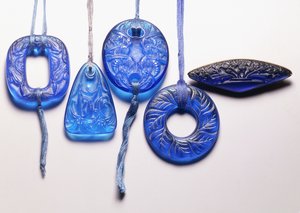 Čtyři tyrkysové skleněné přívěsky a zlacená kovová skleněná brož, od Rene Jules Lalique