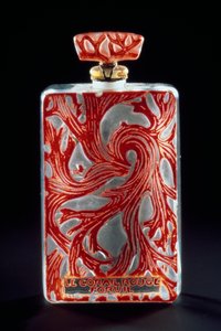 Skleněný flakon na parfém Red Coral (Le Corail Rouge) od Forvil od Rene Jules Lalique
