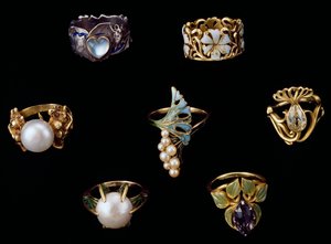 Zlaté, stříbrné a měděné prsteny se smaltem, opálem, perlami, ametysty a briliantovými diamanty od Rene Jules Lalique