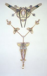 Ozdoba do vlasů od Lalique a přívěsek od Philippe Wolferse (1858-1929) od Rene Jules Lalique