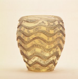 Těžká tvarovaná váza s vlnkovým vzorem v leštěném reliéfu, Lalique, cca 1902