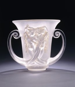 Nadica; velmi vzácná tvarovaná skleněná váza zobrazující dvě mořské panny, c. 30. léta (sklo) od Rene Jules Lalique