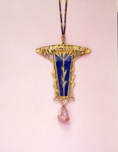 Přívěsek brož a řetízek (smalt, slonovina, zlato a perla) od Rene Jules Lalique