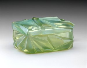 Cigaretová krabička "Ruba Rombic", c. 1929 (opalescenční sklo) od Reuben Haley