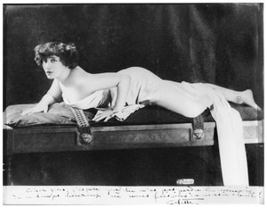 Colette (1873-1954) pózuje, 1909 (viz také 215403) od Reutlinger Studio