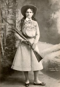 Annie Oakley s puškou od Richard Kyle Fox