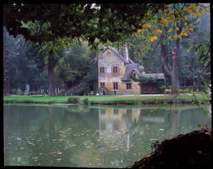 Hameau de la Reine - La Maison de la Reine v Hameau de la Reine Marie Antoinette, v parku zámku Versailles.