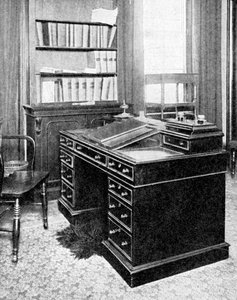 Židle a stůl Charlese Dickense, použitá v Gadshill, 1923.