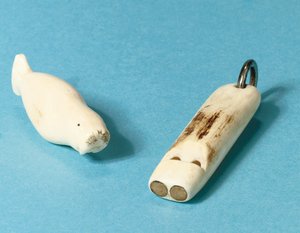 Model mrože a píšťalky od Roald Engelbergt Gravning Amundsen